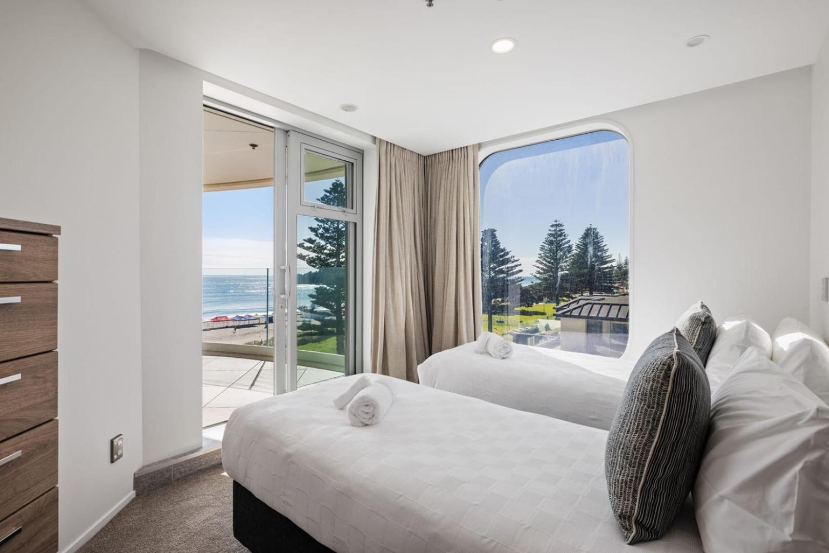 Oceanside Bliss - Absolute Beachfront - Uninterrupted Ocean Views With Pool Apartment Mount Maunganui Bagian luar foto